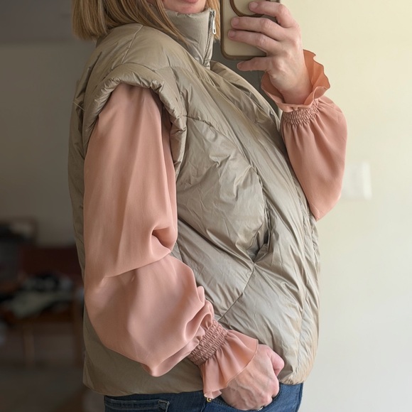 NWT Coco + Carmen Tan Gold Oversized Puffer Vest Size XS (XS-M) Full Zip Pockets - Picture 4 of 15
